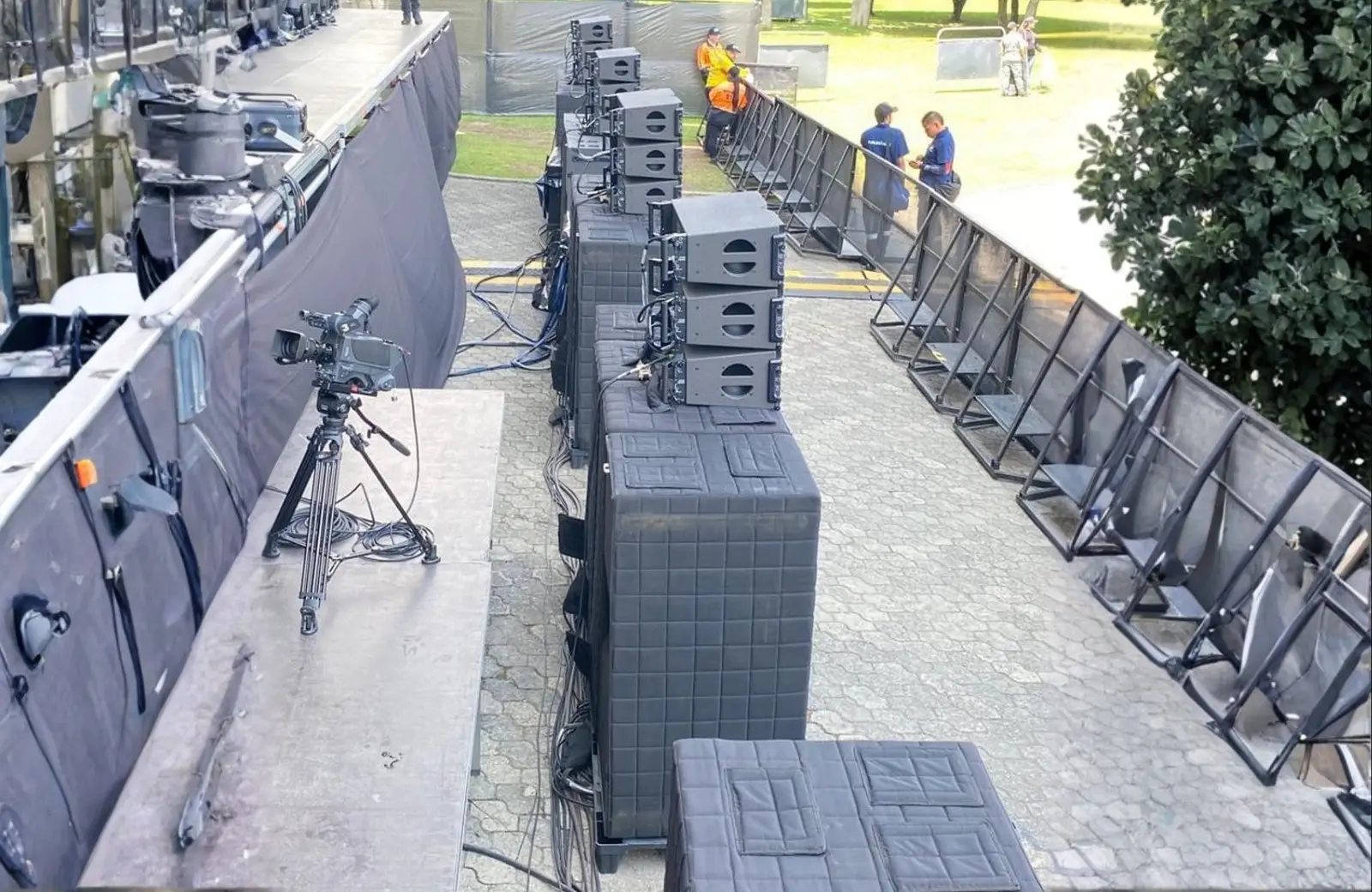 Sistema de sonido profesional con consola de mezclas y glow azul