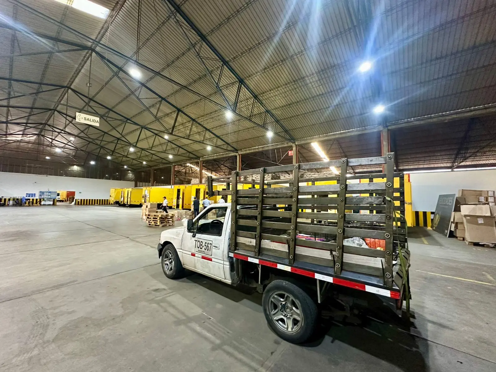 Hub logístico con flota de transporte en filas organizadas
