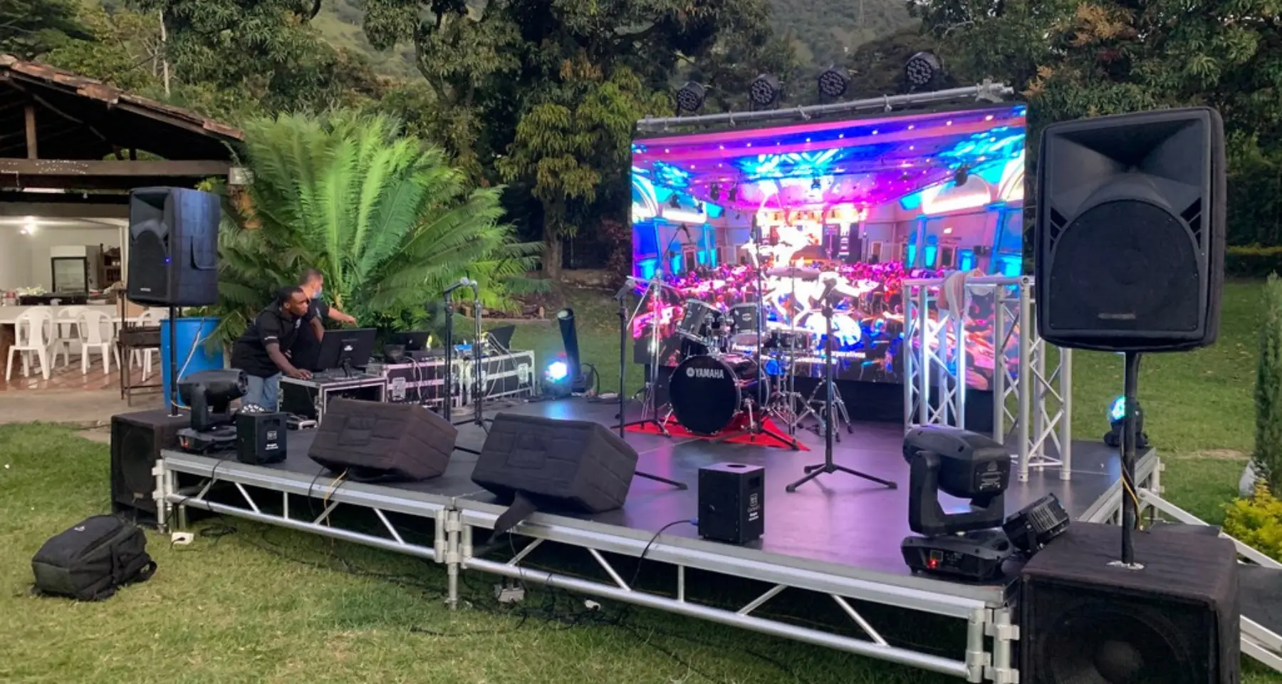 Equipo de producción configurando iluminación y sonido en venue moderno