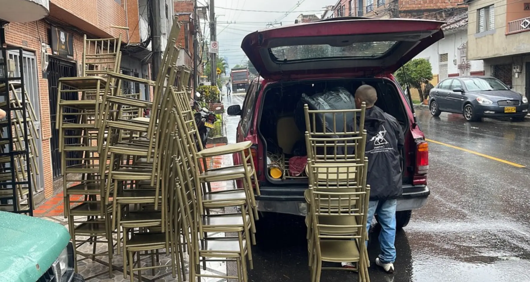 Flota de vehículos logísticos en bodega moderna